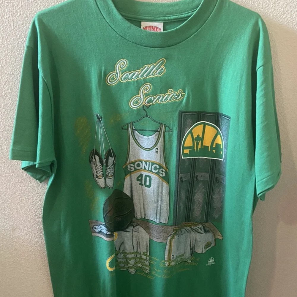 Vintage Single Stitch Shawn Kemp Seattle Sonics T shirt with Team Signatures